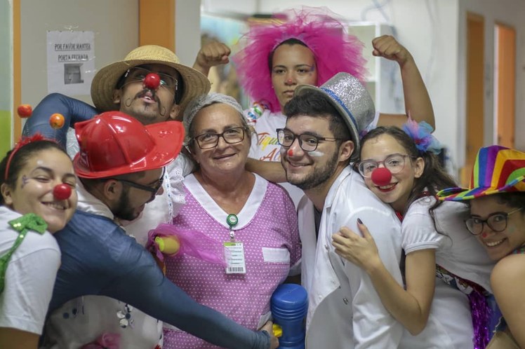 1 Enfermeiros (as) do hospital interagem com os voluntários que brincam e fazem piadas nos corredores do Hospital Universitário, levando alegria a todos, adultos e crianças. (Foto post do projeto no Instagram)