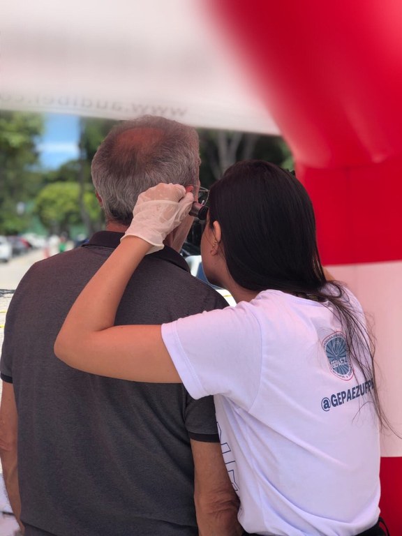 Meatoscopia. Por Antônio Filho e Clara Horrana, em 01/11/2023, no CCS/UFPB. Projeto Ações Educativas Sobre o Sintoma Zumbido Voltadas Para Pacientes e Profissionais.