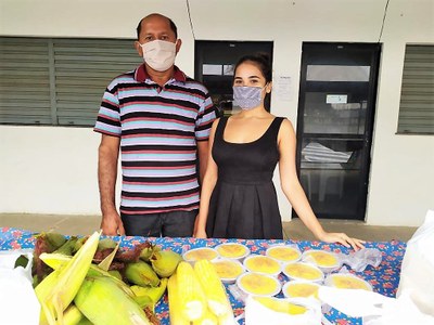 Produtores na entrega dos produtos do Arraiá Solidário. Imagem cedida pela equipe.