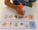 Criança em atividade didática de alfabetização. Imagem cedida pela coordenação do projeto Alfa.