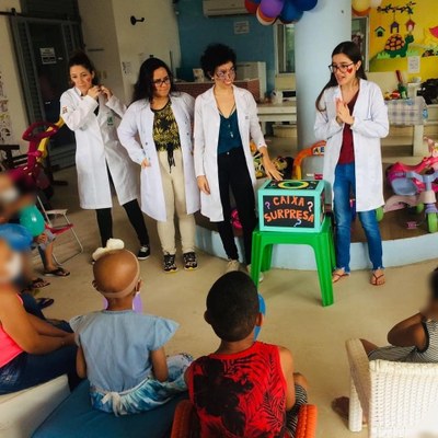Atividade Lúdica na brinquedoteca do Hospital Napoleão Laureano. Imagem disponível no Instagram @projetodoremefazcomer.