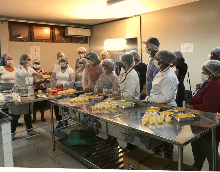 Aula do curso de Empreendedorismo em comidas regionais de milho, realizada no laboratório de Gastronomia do CTDR/UFPB. Imagem cedida pela equipe (2022)